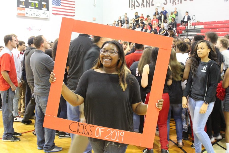 Nuriel Perkins poses with a Class of 2019 frame after the pep rally Aug. 24.